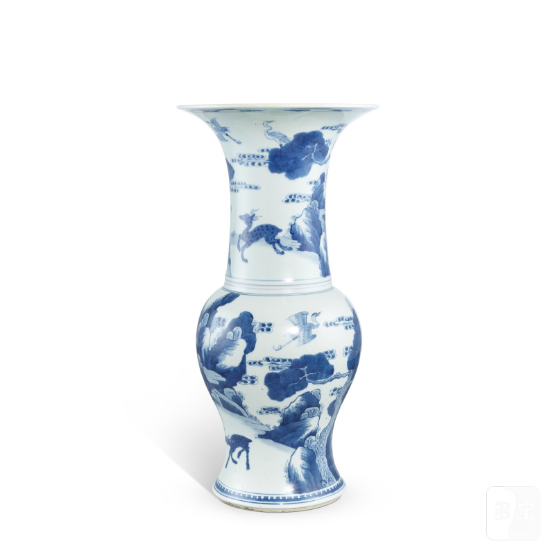 A blue and white 'pine and deer' vase, Qing dynasty, Kangxi period | 清康熙 青花松鶴鹿山水圖鳳尾尊 - 图1